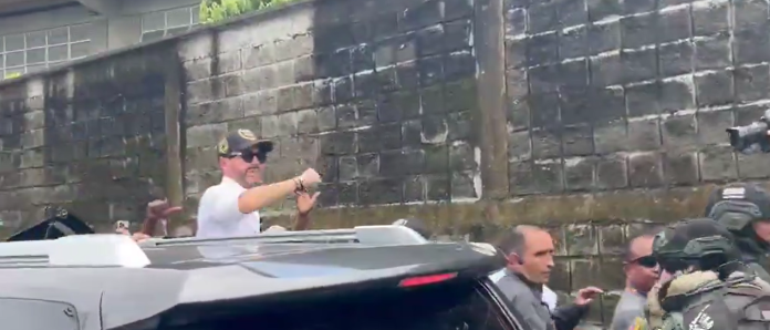 ¡DETUVO SU COMITIVA! PRESIDENTE SALUDÓ A LA GENTE EN LAS CALLES DE QUIBDÓ
