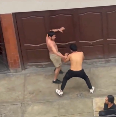 ¡Violenta gresca callejera en plena vía pública! Riña y uso de extintor desatan momentos de tensión