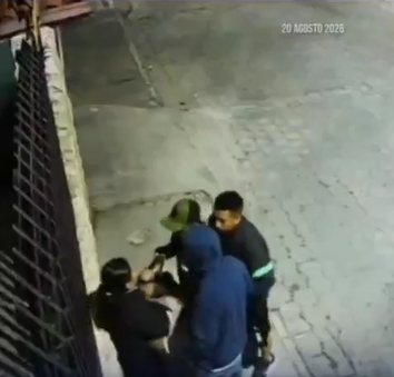 TRES DELINCUENTES ARMADOS ASALTAN A MUJER CUANDO LLEGABA A SU CASA EN QUITO