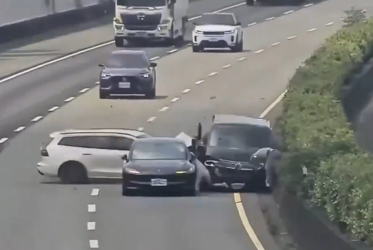 Tragedia en Vietnam: tres personas mueren tras detenerse luego de un accidente