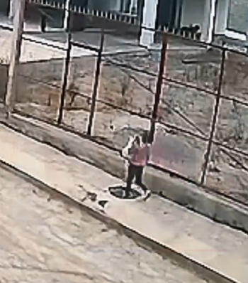 Ecuador: madre y su hijo caen en pozo de alcantarillado en Gualaceo