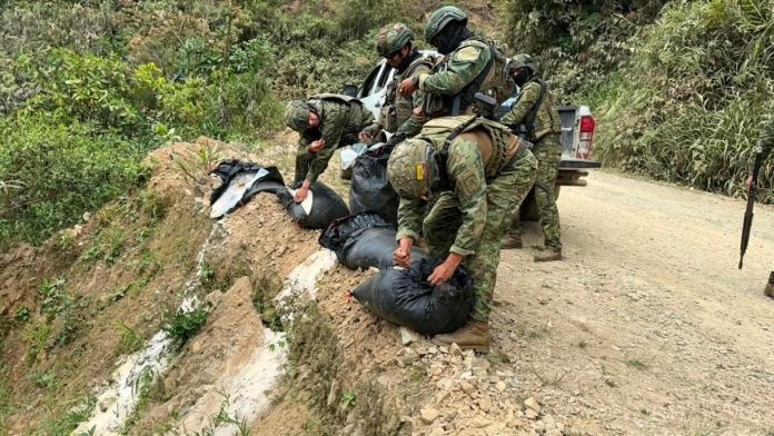 MILITARES DESTRUYEN MATERIAL DE MINERÍA ILEGAL EN CARCHI
